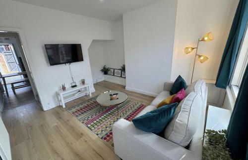 Levenshulme House - 2 Bedroom - Sleeps 6 - Free Parking & WiFi - Foto 1