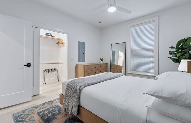 The Continental, powered by Placemakr - Downtown - Market Square - Photo 9