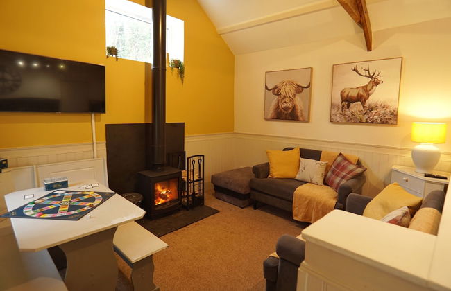 3-bed Cottage - Sleeps 5, Riverside, Hot Tub, Pets - Foto 1