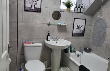 The Grove- 3 Bed Detatched House Wolverhampton- Families and Contractors- Near Town Centre and Molineux Stadium - Foto 6