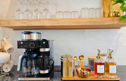 3BR Beach House | Fire Pit & Bar | Steps to Beach - Foto 32