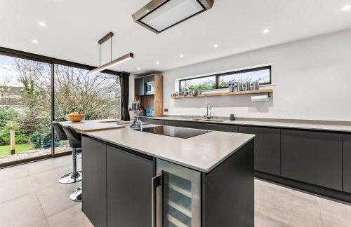 Elegant Retreat in Cheltenham - Garden & Parking Included - Foto 16