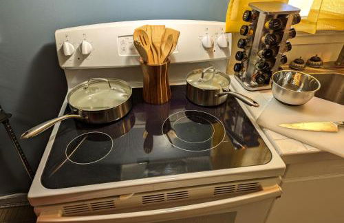 Kitchen, Laundry & Fenced Yard - Foto 25