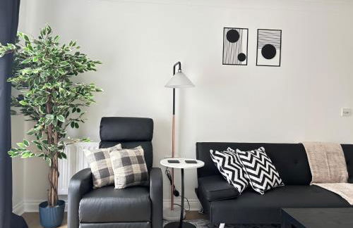 2BR 2BA Flat - King Beds - Free Parking - Near LGW Airport - Foto 4