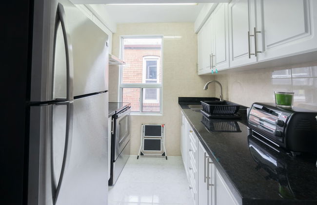 Applewood Suites - 4 BDRM King West - Photo 28