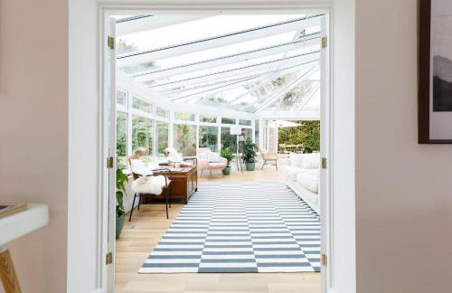 Stunning 5BR Home With Pool - 5 min to Beach - Foto 40