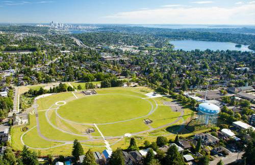 Spacious 2BR Home Backyard Parking & UW - Foto 23