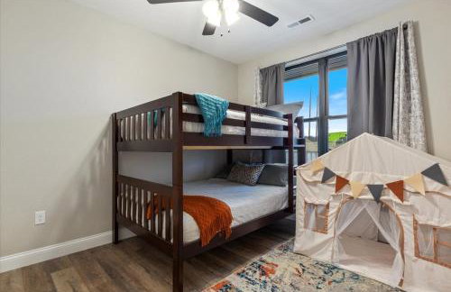 Family-Fun Lakeside Luxury at Topsider in Osage w/ 2 Pools, Prime Views Pack N' Play & Games - Foto 21