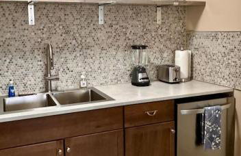 1 bed with washer dryer in unit, soaker tub near Field of Dreams - Foto 8