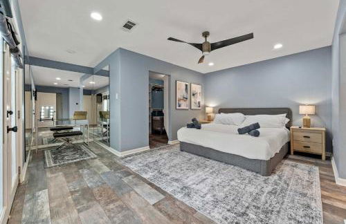 Luxurious Home with Huge Pool - Photo 23