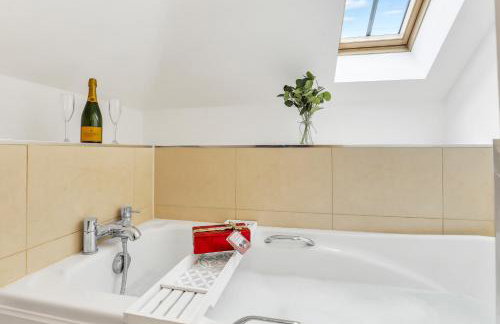 Comfortable 3-Bed Dormer Bungalow Family & Business Friendly - Photo 4