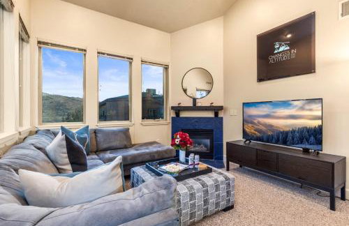 KBM Resorts Crestview Condos Spacious condo near Olympic Park with gas fireplace year-round pool hot tub city wide shuttle access. CVC-308B - Foto 10
