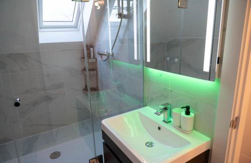 Walnut Flat, 2-Bedroom with Ensuite - Parking, Netflix, WIFI - Close to Oxford, Bicester & Blenheim Palace - F4 - Photo 37