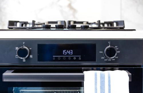 Luxurious 2 bedroom flat with parking and garden, 5 mins walk to train station and bus stop opposite property - Foto 9