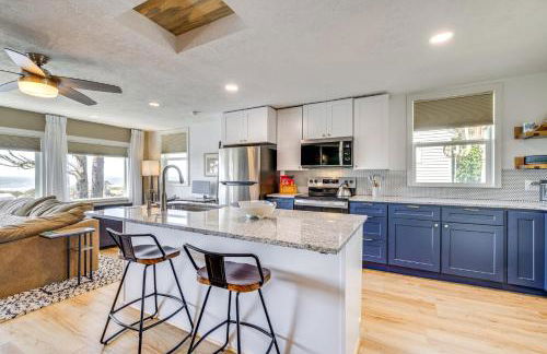 Walk to Winema Road Beach Home with Hot Tub! - Foto 8