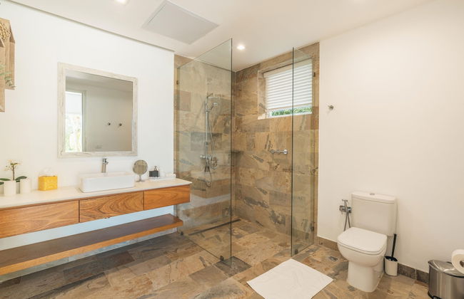 Spacious Villa w Pool Garden Views - Photo 26