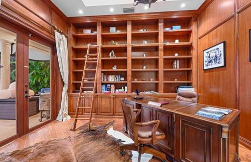 Near the Beach • Pool & Jacuzzi • Waterfront Villa - Foto 17