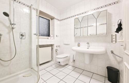 Tolstov House - 6 Room House with Terrace and Parking - 30 Min Messe DUS - Foto 18