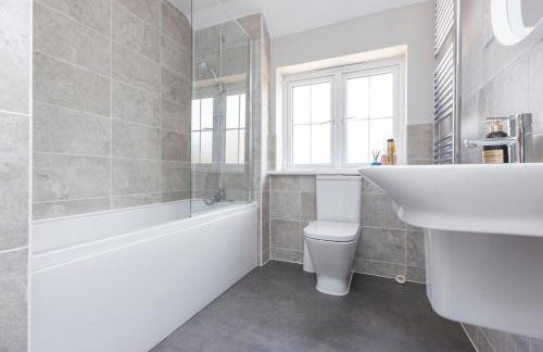 Detached Modern 3 Bedroom House - Photo 3