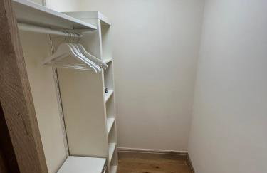 New city flat, 3 x double bed en-suite bedrooms, private kitchen & lounge, free private parking & own workspaces - Foto 12