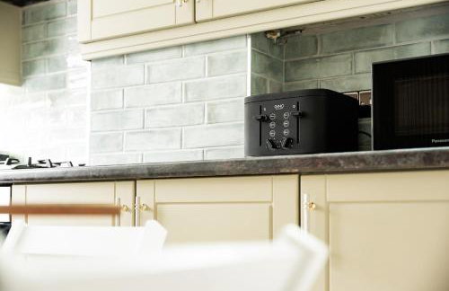 Spacious 3 Bed Home in Glasgow City With Free Parking - Foto 10