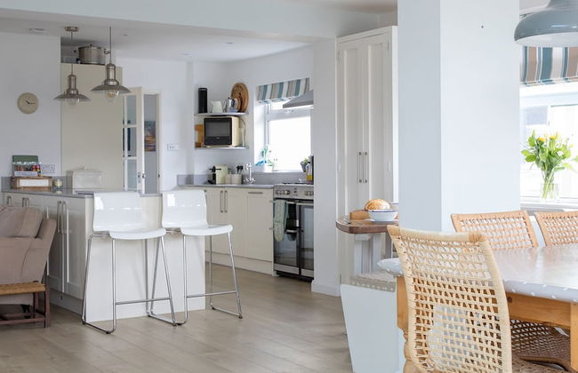 Tranquil Family Retreat 5 min to Beach Garden - Photo 14