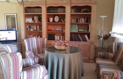 Precioso chalet próximo a Sevilla con jardín y piscina privada 8 personas Wifi gratis 2 salones 4 dormitorios 2 baños - Foto 36