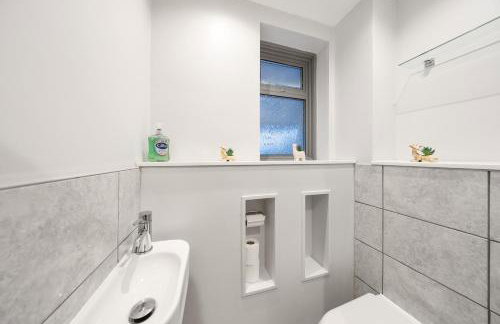 Long-short-stay Medway home with parking, WiFi &pool table - Foto 7