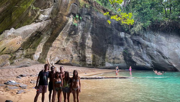 Touristes découvrant les plages de l'Isla Escudo de Veraguas