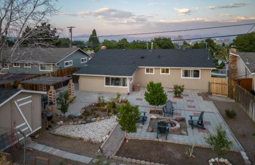 MtnCity Views 4BR Firepit FamilyRetreat NearUNR - Foto 48