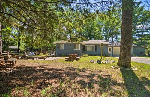 Higgins Lake Getaway with Fire Pit, Walk to Beach! - Foto 27