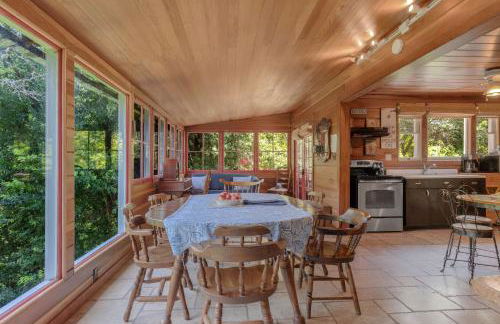 Cozy Riverfront Cabin Just Steps to the Russian River with Beach Access & Wood Stove - Foto 4