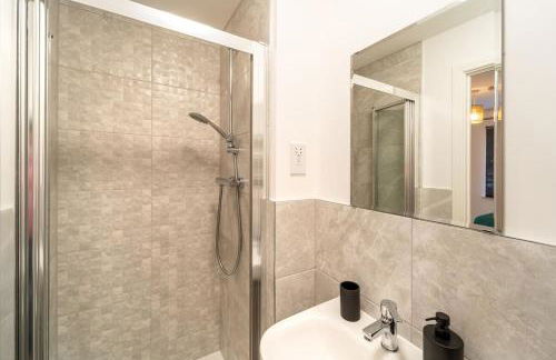 Charming 4 Bedroom House for 8 - Family Friendly - Fast WiFi - Parking - Photo 31