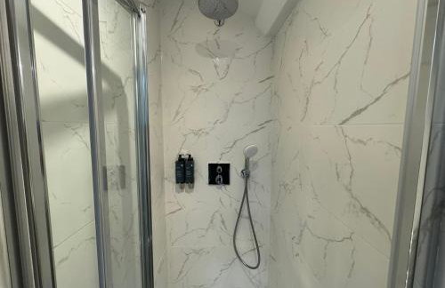 Southgate Luxury Apartments-Jaquzzi Bath-Private Parking- suitable for contractors - Foto 19