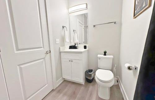 Modern 4BR Townhouse with Parking & Lake Views - WVille rep 4 - Foto 48