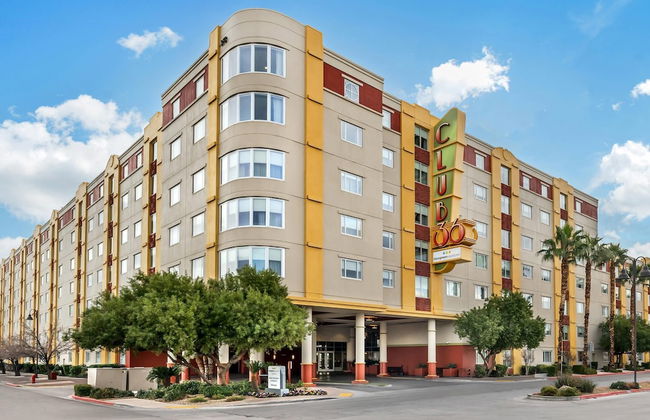 2BD resort condo with amenities and next to shopping right off the Las Vegas Strip - Photo 1