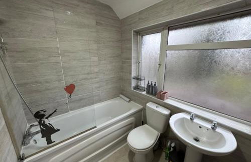 4 Beds House for Families & Contractors with Free Parking - Photo 34