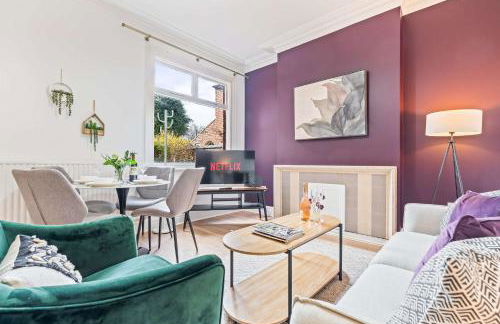 Charming and Spacious Home in Cradley Heath by 53 Degrees Property Sleeps 8 - Foto 1