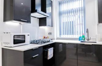 The Eden Suite - 1BR Chic Apt with Luxe Shower, Smart TV & Free Secure Parking in Central High Wycombe HP13, Sleeps 3 - Foto 7