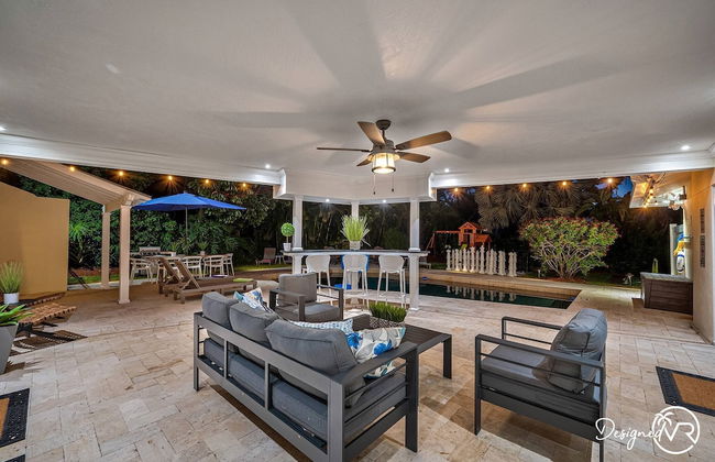 8BR Villa with Heated Pool Near Beach - Foto 45