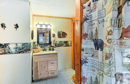 Cozy Manistique Cabin with Deck, Grill and Fire Pit! - Foto 15