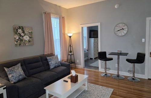 Relaxing Downtown 1 Bed, Dog Friendly Apartment with Deck, Dog Exercise Area - Foto 1