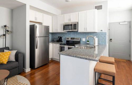 OTR, QUEEN Bed, 50in TV, Workspace, Near Lightrail - Foto 22