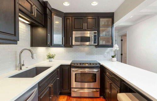 Updated 3BR, 3BA with Pool - Steps to Town - Foto 16