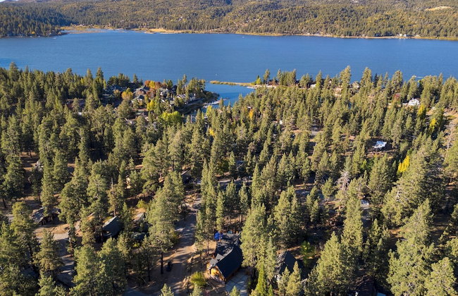 Pinetree Place by Avantstay Group Cabin w/ Hot Tub Minutes to the Lake - Photo 102