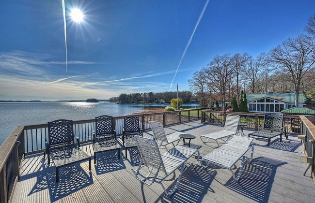 Bear Creek Lodge by Avantstay Lakefront + Dock - Photo 11