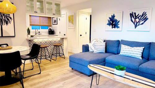 2026 Award Winner, Luxe 2BR, steps to sand & pier, with fire pit, AC and parking - Foto 1