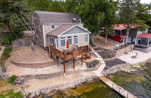 Charming Waterfront Cabin - Sleeps 10 - Photo 8