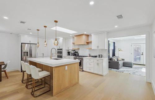 3-BD 3-BA Bungalow ft Backyard w Deck & Firepit - Foto 12