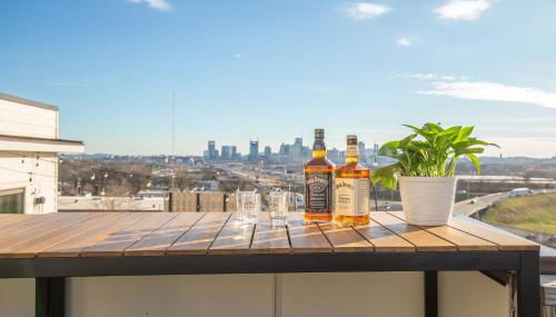 Jack Daniels House with Rooftop Golf, City views! 8min to Whiskey Row! Sleeps 10! - Foto 2